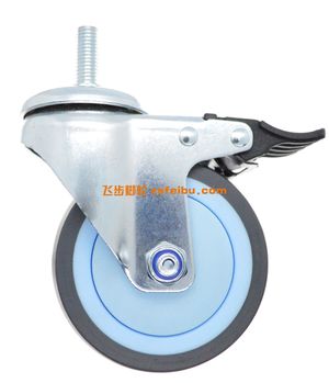 安装脚轮前，对设备安装面的强度与平整度有何要求