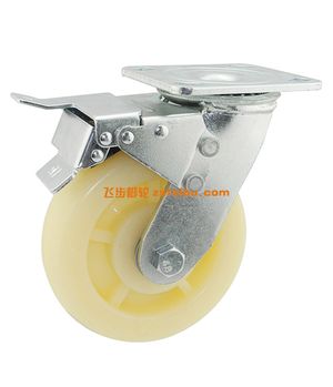 在不平整路面上使用脚轮，应如何减速和注意安全